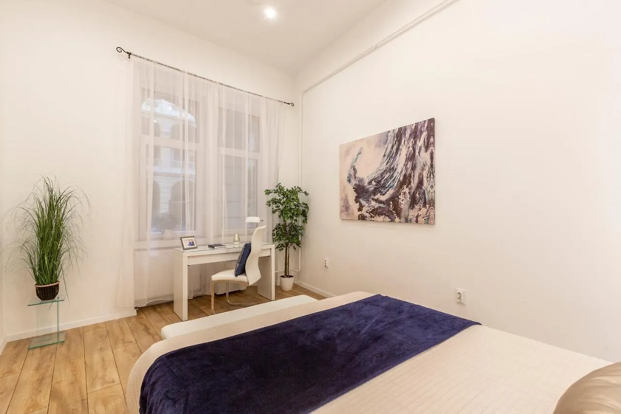 Stylish Luxury Apartment By Anna Budapest