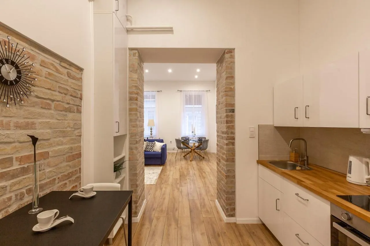 Stylish Luxury Apartment By Anna Budapest