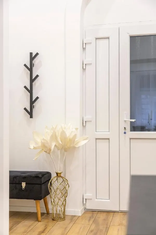Stylish Luxury Apartment By Anna Budapest