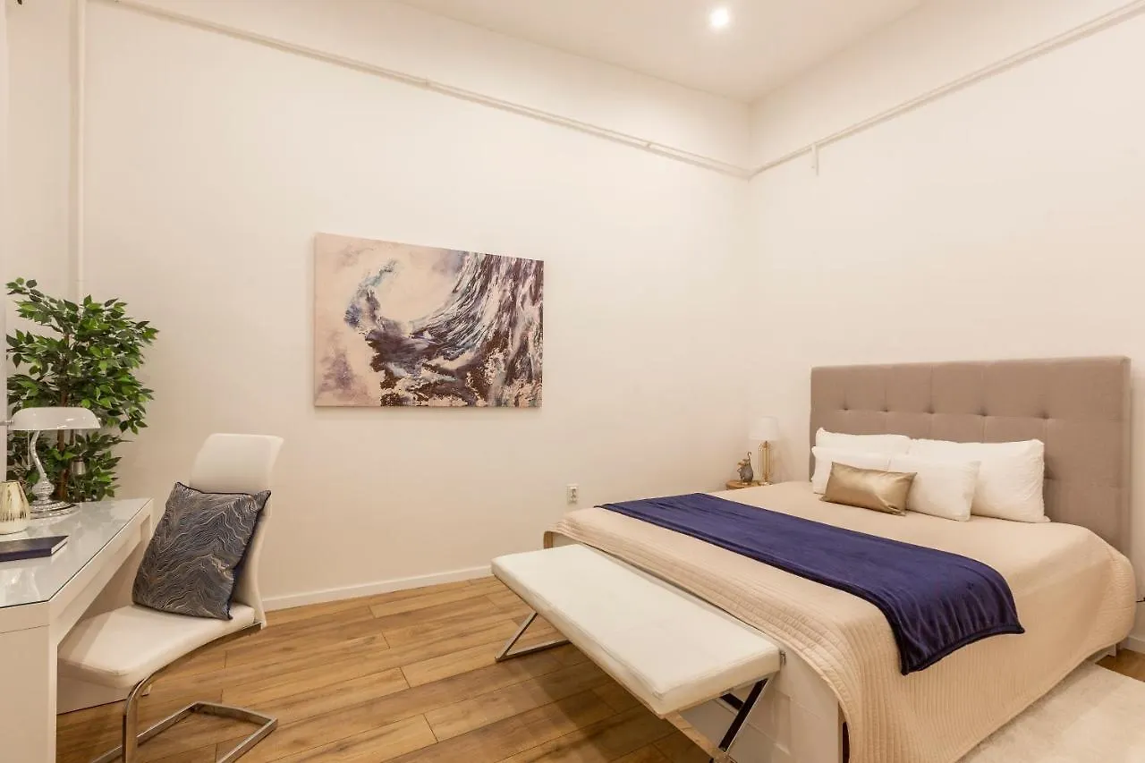 Stylish Luxury Apartment By Anna Budapest