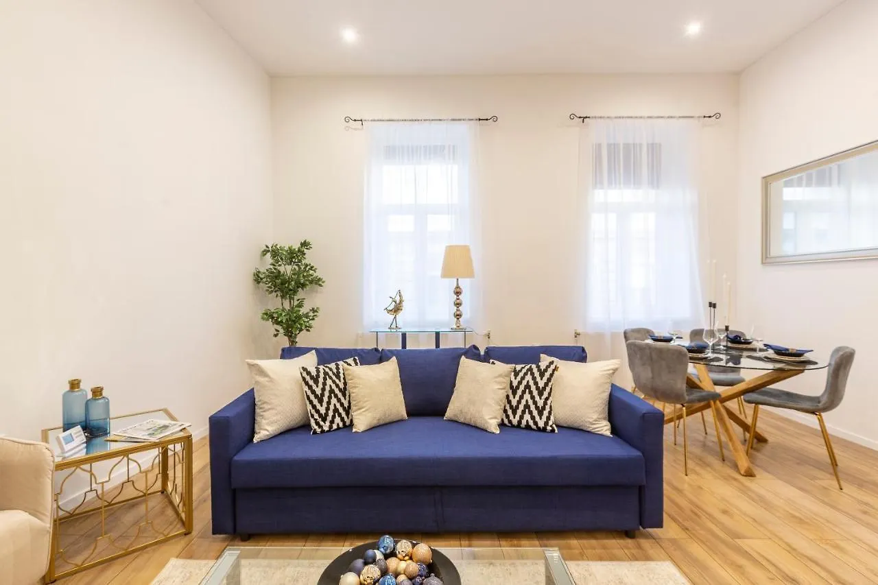 Stylish Luxury Apartment By Anna Budapest