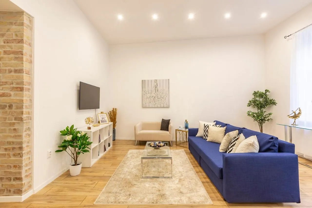 Stylish Luxury Apartment By Anna Budapest