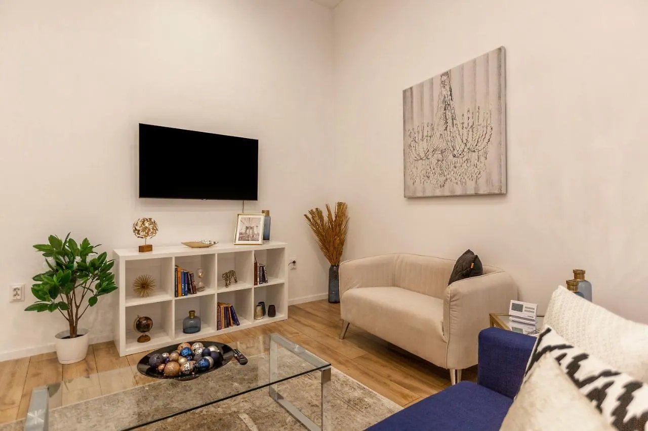 Stylish Luxury Apartment By Anna Budapest
