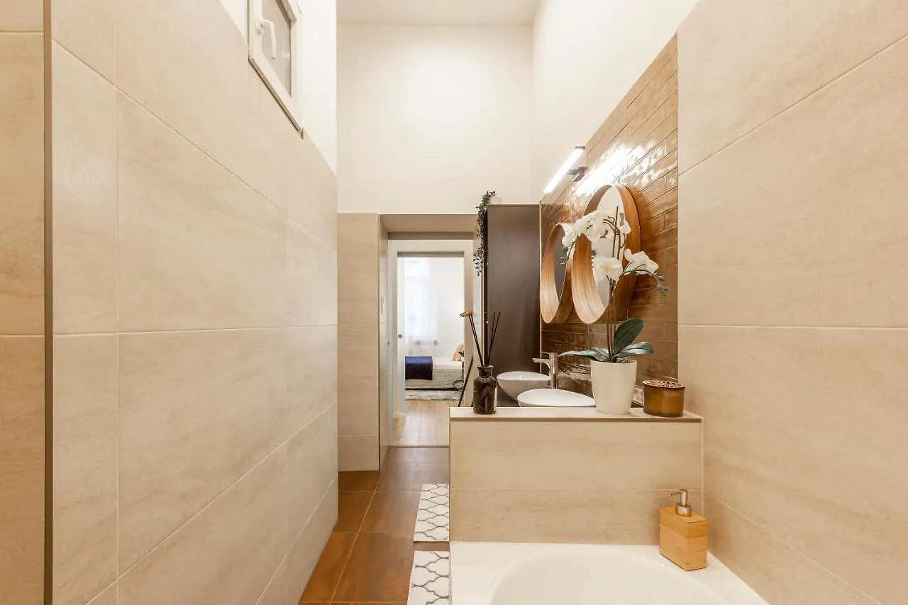 Stylish Luxury Apartment By Anna Budapest