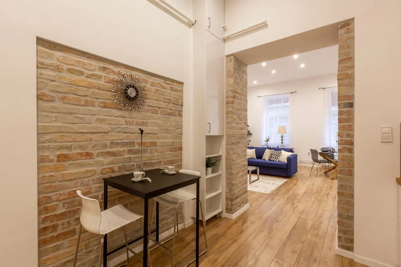 Stylish Luxury Apartment By Anna Budapest